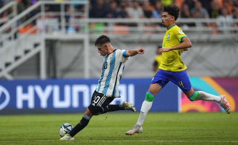 El golazo de Echeverri en la goleada parcial ante Brasil en el Mundial Sub-17