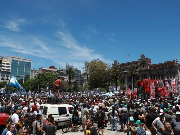 Javier Milei enfrenta este miércoles su primer paro nacional