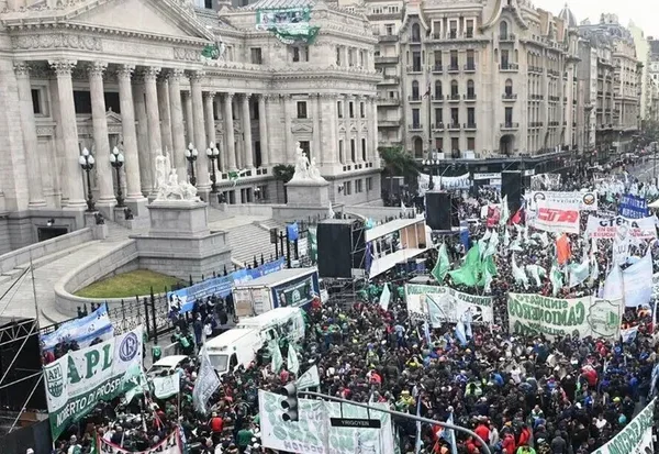 Convocan a una “vigilia” frente al Congreso para rechazar la Ley Ómnibus