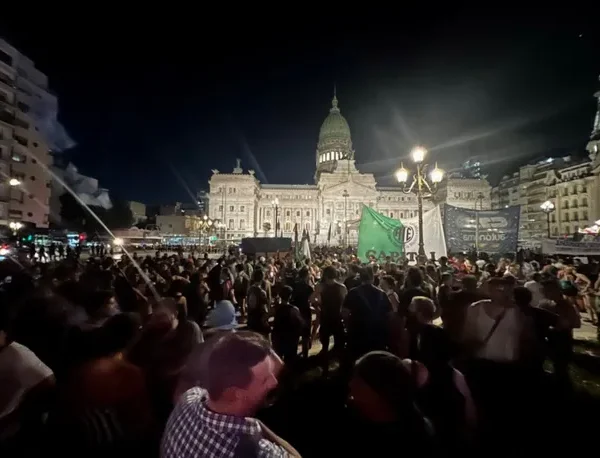 Cacerolazos en el Congreso y en varias zonas del país contra la Ley Ómnibus