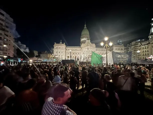 Cacerolazos en el Congreso y en varias zonas del país contra la Ley Ómnibus