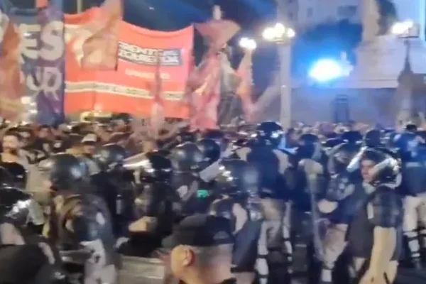 Video: manifestantes de izquierda hicieron retroceder a tres filas de policías en el Congreso