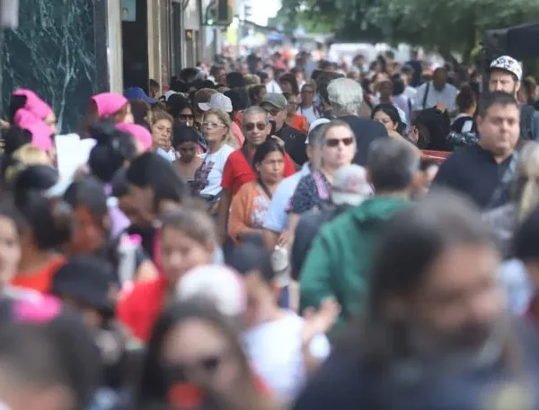 El Ministerio de Capital Humano amaneció con una larga cola de manifestantes