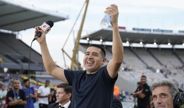 El festejo de Juan Román Riquelme con los hinchas de Boca tras ganarle a River