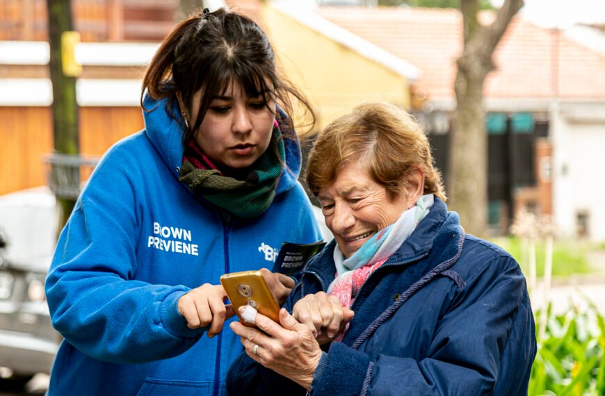 EL MUNICIPIO CAPACITA A LOS VECINOS SOBRE EL USO DE LAS ALARMAS Y LA APP “BROWN PREVIENE”