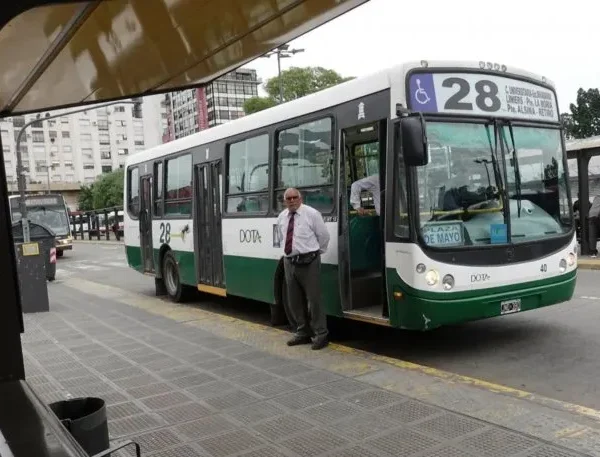 Qué líneas de colectivos funcionan en Buenos Aires en medio del paro general de la CGT