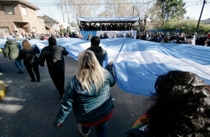 ALMIRANTE BROWN CELEBRA EL DÍA DE LA BANDERA CON UN ACTO PATRIO EN LA PLAZA BELGRANO DE BURZACO