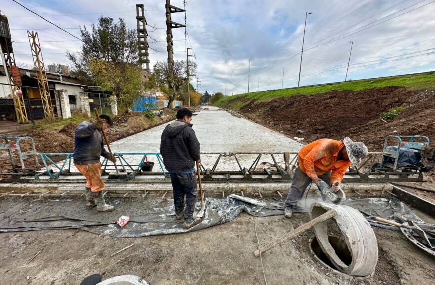 AVANZA A TODO RITMO LA PAVIMENTACIÓN DE LAS COLECTORAS DE RUTA 4 EN LA ZONA DE LA ROTONDA EL VAPOR