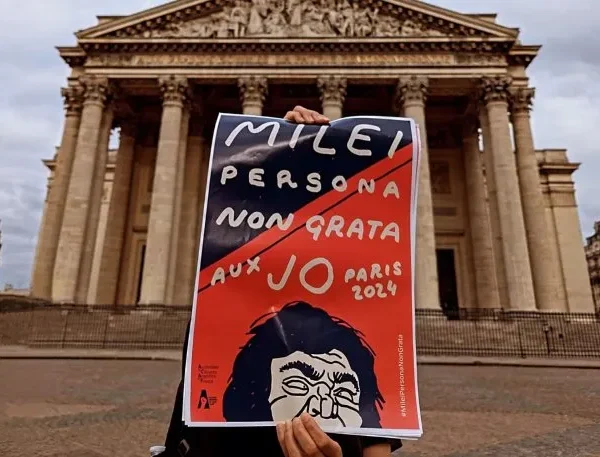 Aparecieron afiches contra Javier Milei en París antes de su visita