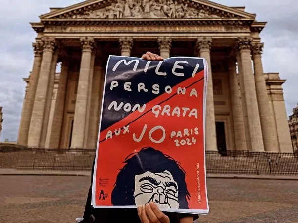 Aparecieron afiches contra Javier Milei en París antes de su visita