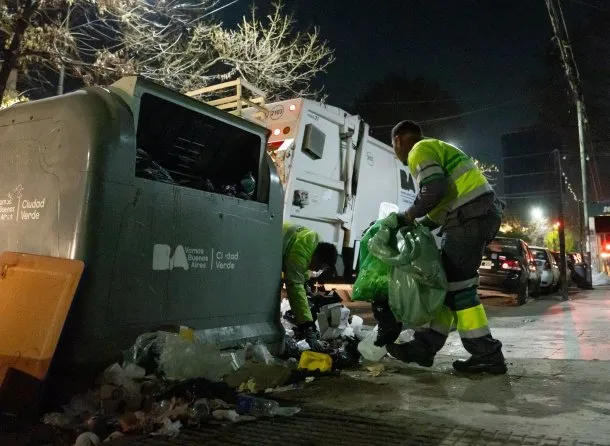 La Ciudad, llena de basura: una protesta de Camioneros afecta la recolección