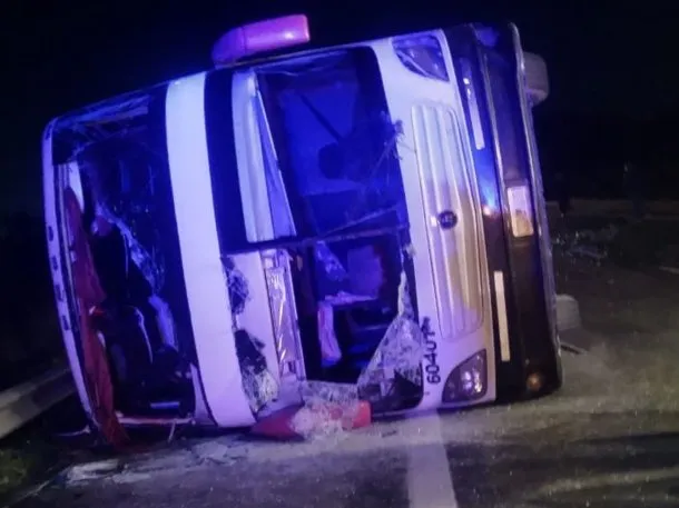 Video: así fue el dramático rescate de los pasajeros del micro que volcó en la Ruta 2