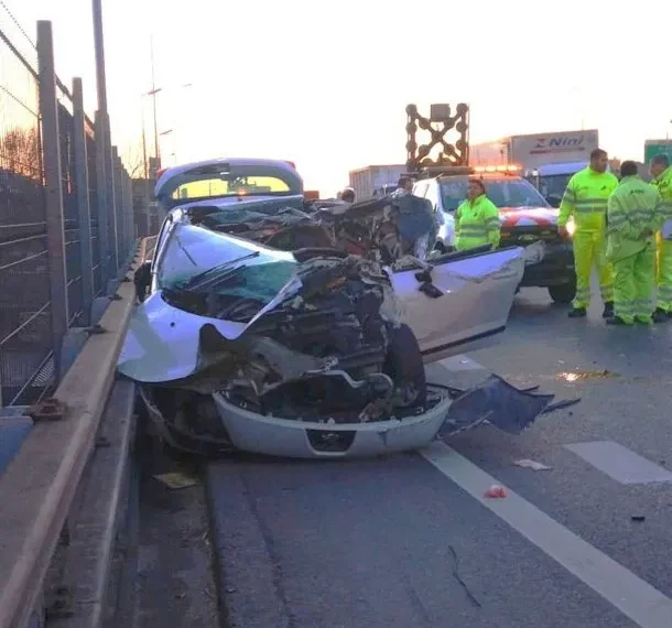 Impresionante choque entre un auto y un camión en la Autopista 25 de Mayo dejó un herido grave