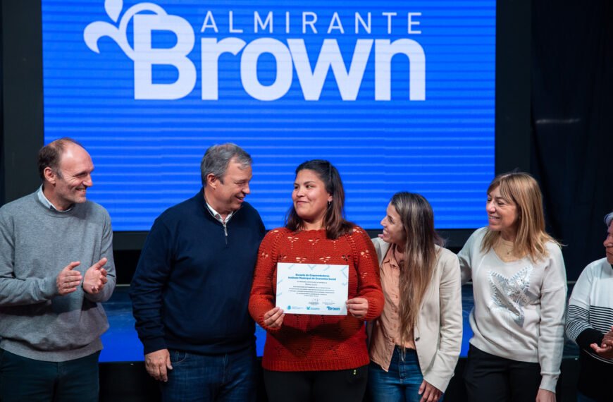 CASCALLARES ENTREGÓ DIPLOMAS A EMPRENDEDORES QUE SE CAPACITARON EN LA ESCUELA DE INCUBA BROWN