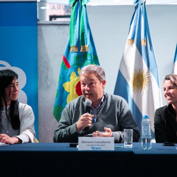 CASCALLARES PRESENTÓ EL PROGRAMA “BROWN PROTEGE” A SUS NIÑECES Y ADOLESCENCIAS