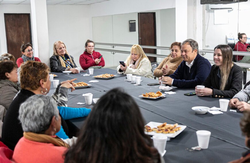 CASCALLARES RECONOCIÓ A TRABAJADORAS VECINALES RECIENTEMENTE JUBILADAS