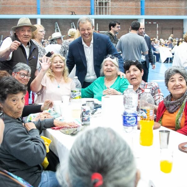 CASCALLARES ACOMPAÑÓ A 2 MIL ADULTOS MAYORES BROWNIANOS EN LA CONMEMORACIÓN DEL “DÍA DEL JUBILADO”