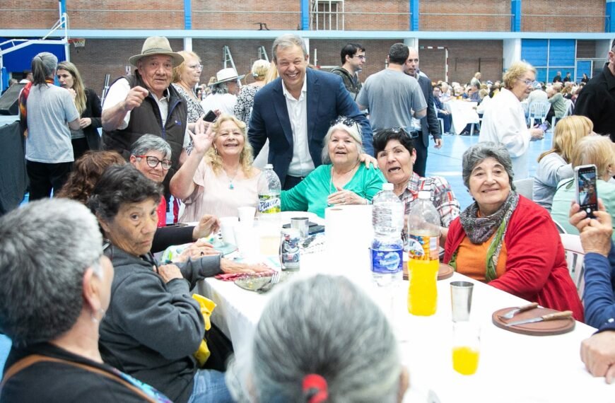 CASCALLARES ACOMPAÑÓ A 2 MIL ADULTOS MAYORES BROWNIANOS EN LA CONMEMORACIÓN DEL “DÍA DEL JUBILADO”