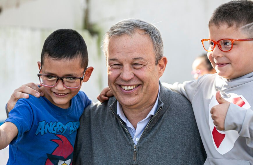 CASCALLARES ENCABEZÓ UNA NUEVA ENTREGA DE ANTEOJOS JUNTO A ALUMNOS Y ALUMNAS DE LONGCHAMPS