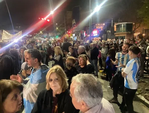 Cacerolazo en la Quinta de Olivos contra el asado de Javier Milei: fotos y videos