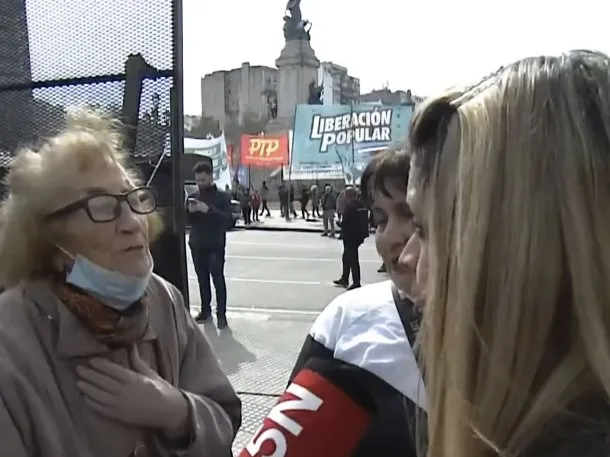 Polémica en las puertas del Congreso por el apoyo de jóvenes a los jubilados