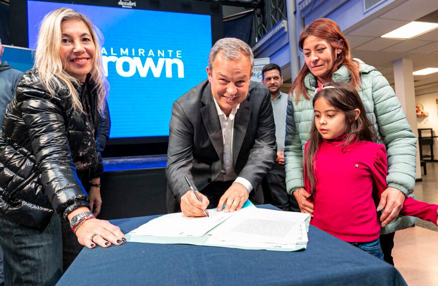 CASCALLARES ACOMPAÑÓ EN LA FIRMA DE SU ESCRITURA A FAMILIAS DE GLEW, CALZADA, DON ORIONE, SOLANO Y BURZACO