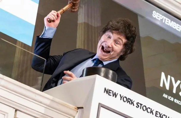 Tras el discurso de Javier Milei en Wall Street, los bonos y las acciones argentinas cayeron hasta 3%