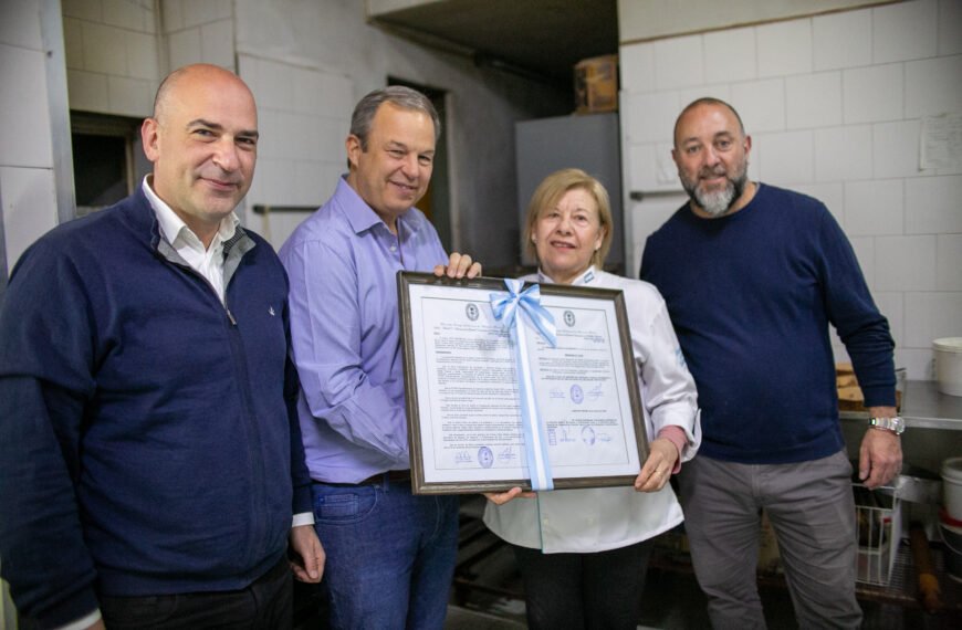 EMOTIVO RECONOCIMIENTO MUNICIPAL A UNA VECINA EMPRENDEDORA QUE GANÓ EL CAMPEONATO NACIONAL DE PAN DULCE ARTESANAL