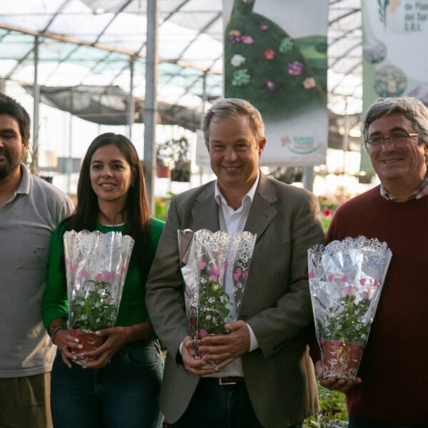 CASCALLARES Y EL MINISTRO DE DESARROLLO AGRARIO ENTREGARON PLANTAS FRUTALES A PRODUCTORES E INSTITUCIONES LOCALES