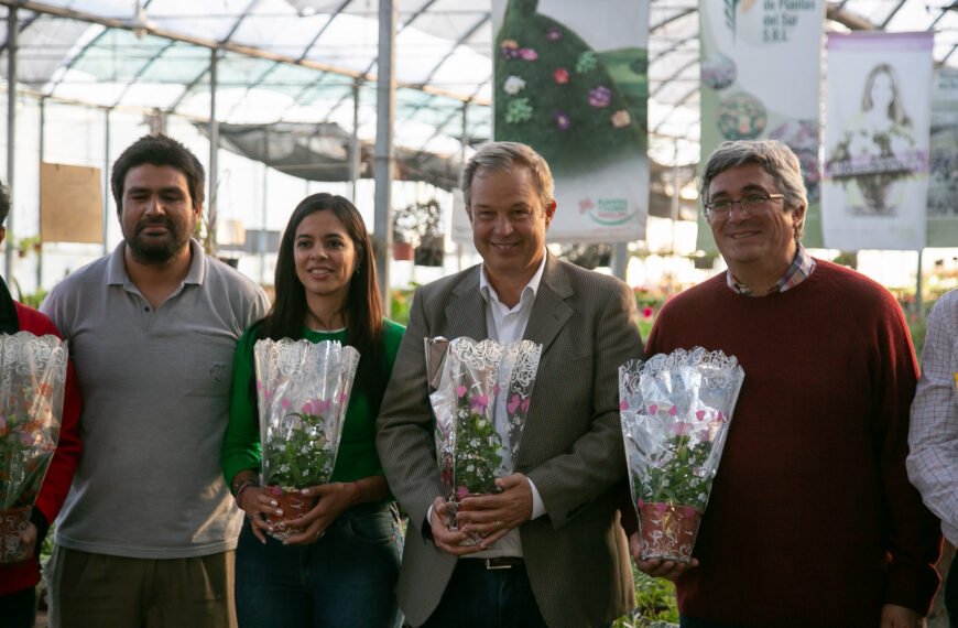 CASCALLARES Y EL MINISTRO DE DESARROLLO AGRARIO ENTREGARON PLANTAS FRUTALES A PRODUCTORES E INSTITUCIONES LOCALES