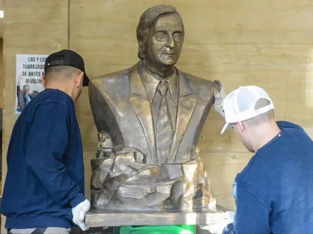 Así retiraron el busto de Néstor Kirchner de la sede central de ANSES