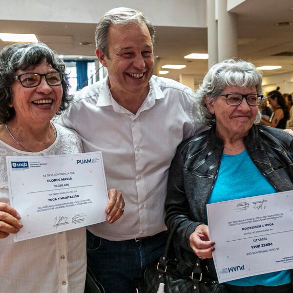 La UNaB y el Municipio entregaron certificados a adultos mayores que completaron talleres de formación y recreación