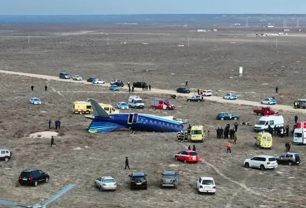 Video: así fue el dramático rescate de sobrevivientes del avión que se estrelló en Kazajistán