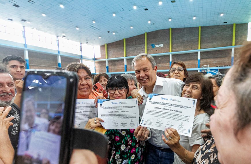 CASCALLARES Y JAVIER ALONSO ENTREGARON RECONOCIMIENTOS A 200 TRABAJADORAS VECINALES DE ALTE BROWN