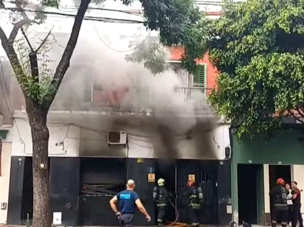 Voraz incendio en una fábrica textil de Chacarita: el fuego se propagó a viviendas linderas