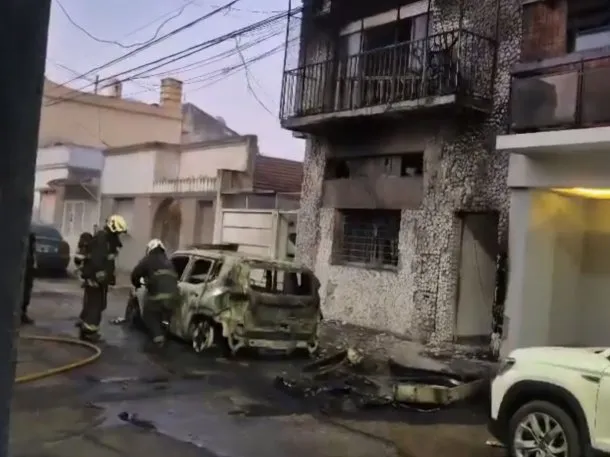 Se incendió un contenedor de basura en Parque Chas: el fuego quemó dos autos y parte de una casa