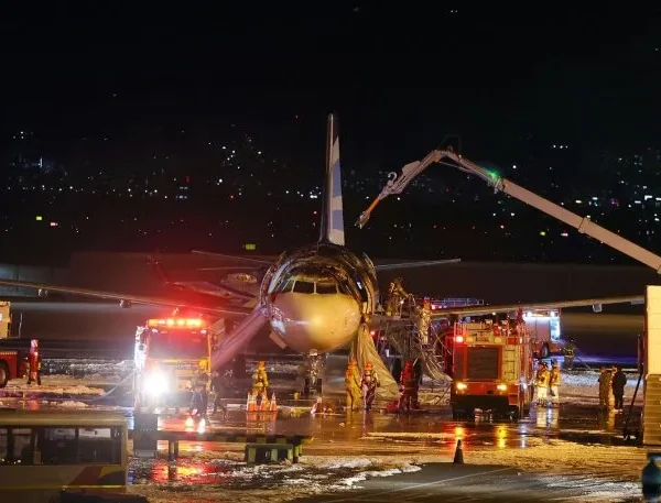 Pánico en Corea del Sur por el incendio de un avión antes de despegar