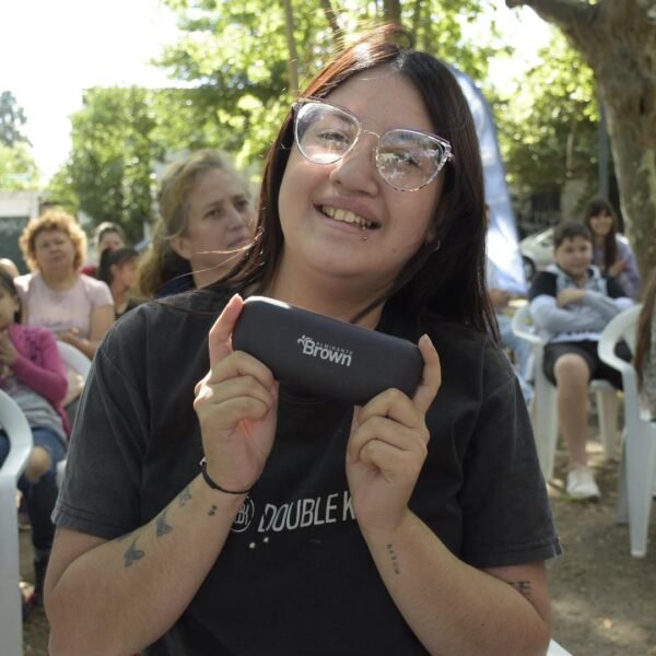 EN UNA EMOTIVA JORNADA EL MUNICIPIO ENTREGÓ ANTEOJOS A VECINOS SIN COBERTURA MÉDICA