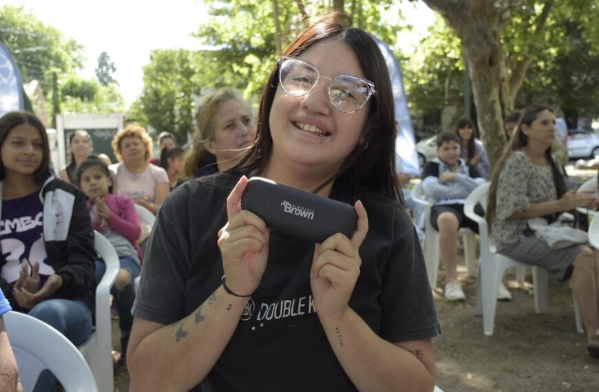 EN UNA EMOTIVA JORNADA EL MUNICIPIO ENTREGÓ ANTEOJOS A VECINOS SIN COBERTURA MÉDICA