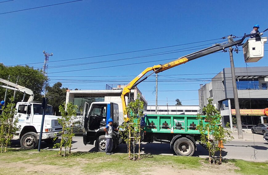 INSTALAN NUEVAS LUCES LED PARA POTENCIAR EL PARQUE INDUSTRIAL Y BARRIOS DE BURZACO Y MALVINAS ARGENTINAS