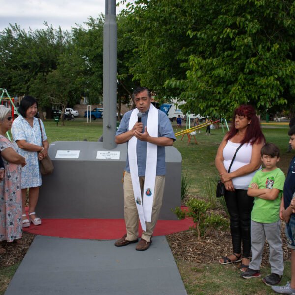 EMOTIVO HOMENAJE DEL MUNICIPIO A DOS VECINOS DE ALMIRANTE BROWN