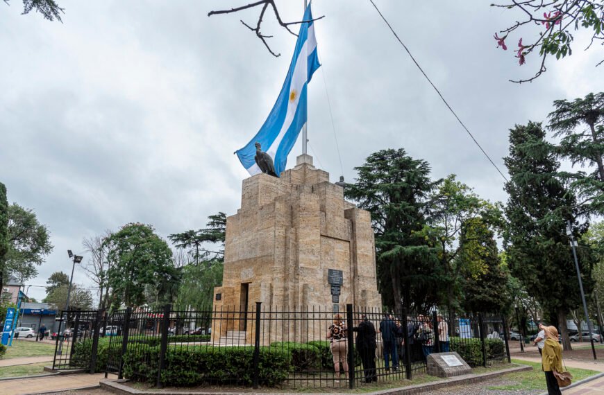 CONMEMORARON EL 213° ANIVERSARIO DEL IZAMIENTO DE LA BANDERA EN EL HISTÓRICO MONUMENTO DE LA PLAZA BELGRANO DE BURZACO