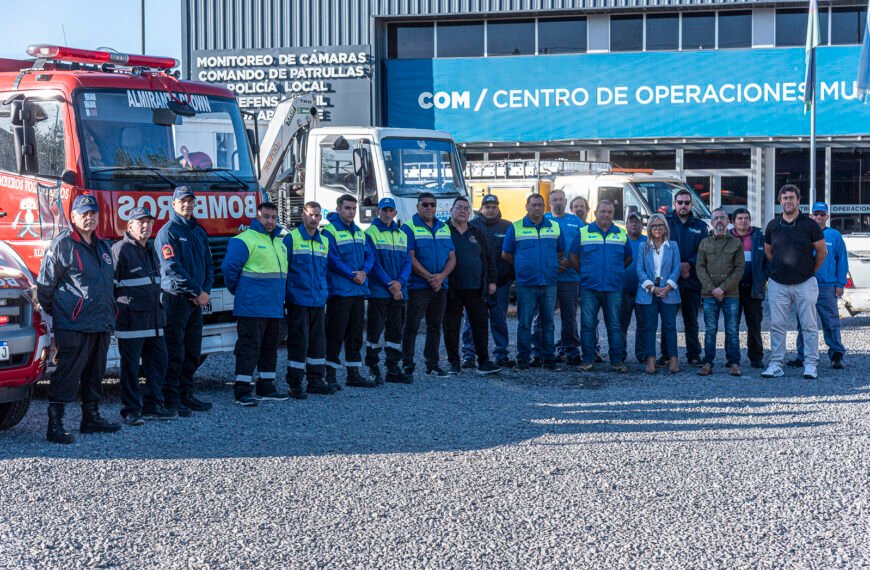 BOMBEROS Y DEFENSA CIVIL DE ALTE BROWN PARTIERON RUMBO A BAHÍA BLANCA PARA AYUDAR A LOS INUNDADOS