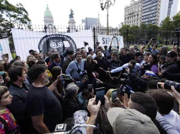 “Camarazo” frente al Congreso en solidaridad con Pablo Grillo: “Fuera, Bullrich, fuera”