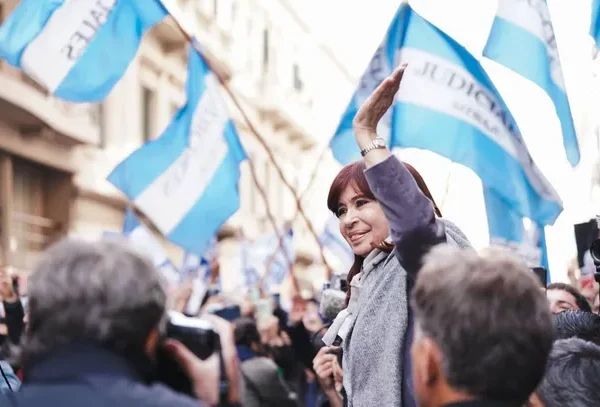 Cristina Kirchner contra Javier Milei por el nuevo acuerdo con el FMI: “Tirás la toalla pidiéndole un préstamo al FMI”