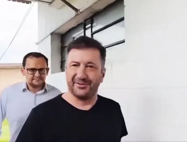 Salieron a la luz imágenes que comprometen a Edgardo Kueider: cuenta plata en su despacho