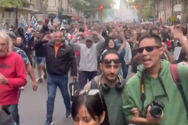 “Que se vayan todos”, el canto de los manifestantes que marchaban a Plaza de Mayo