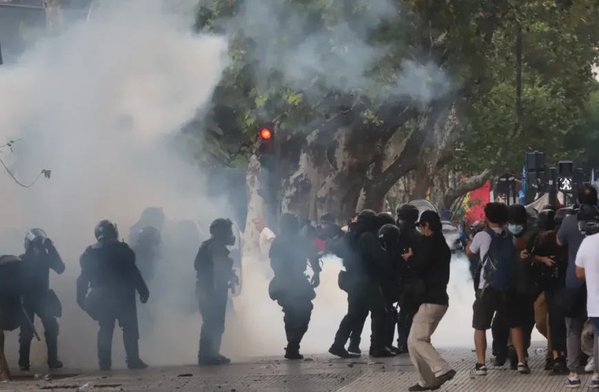 Con amenazas del Gobierno Varios detenidos tras la feroz represión policial a jubilados e hinchas