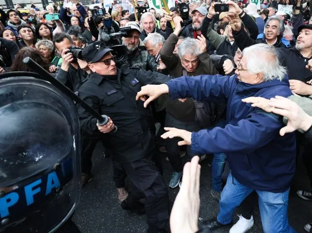 Jubilados consiguen apoyo de más hinchadas para su próxima marcha