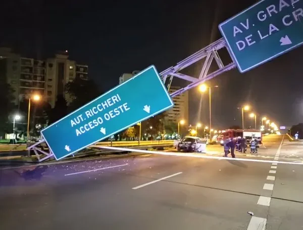 Violento accidente en la General Paz: una camioneta chocó un cartel y causó demoras